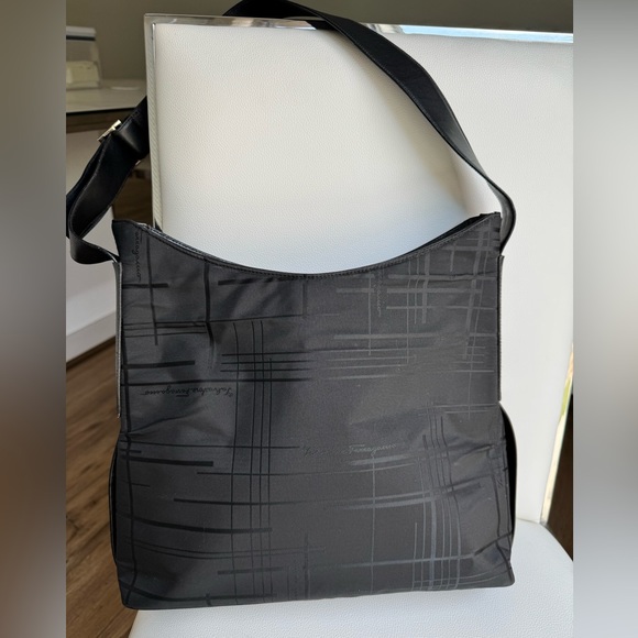 Authentic Salvatore Ferragamo Tote/Shoulder Bag in very good preloved condition! - Picture 1 of 9